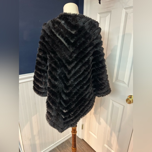 Love Token Black Faux Fur Poncho NWT size M/L - Picture 2 of 5